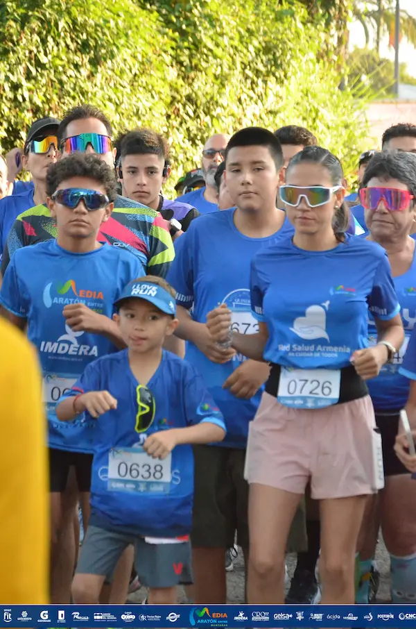 Grupo de participantes en Media Maratón Entre Montañas.
