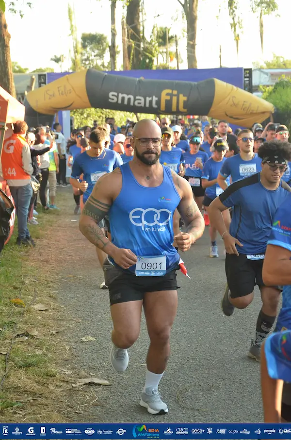 Corredor en la salida de la Media Maratón Entre Montañas.
