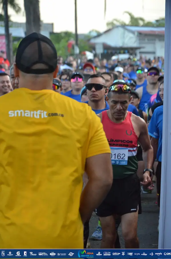 Corredores en la salida de la Media Maratón Entre Montañas.