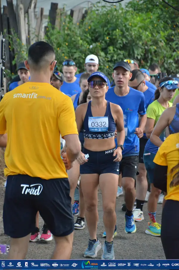 Corredora con dorsal 0332 en la salida de la Media Maratón Entre Montañas.