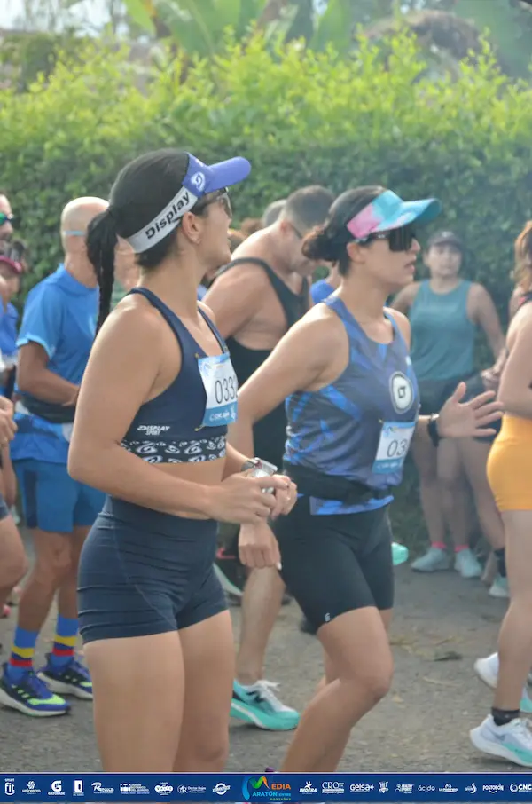 Grupo de corredores en la Media Maratón Entre Montañas.