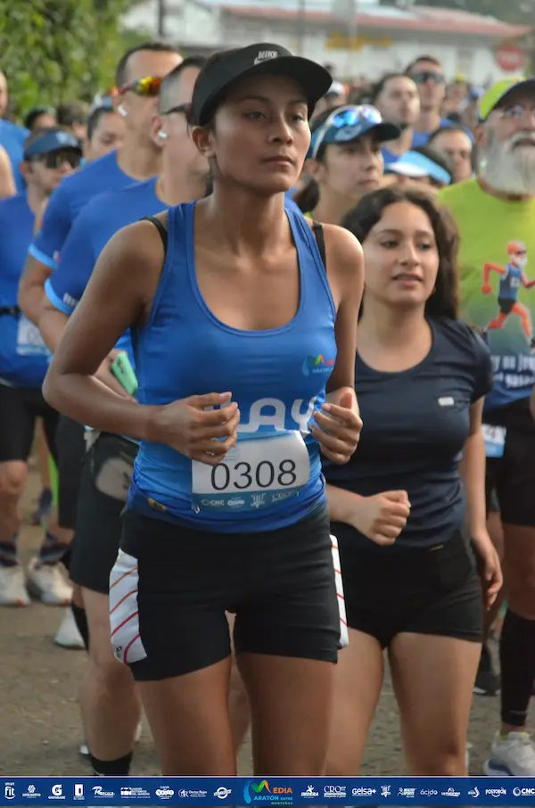 Corredora concentrada durante la Media Maratón Entre Montañas con dorsal 0308