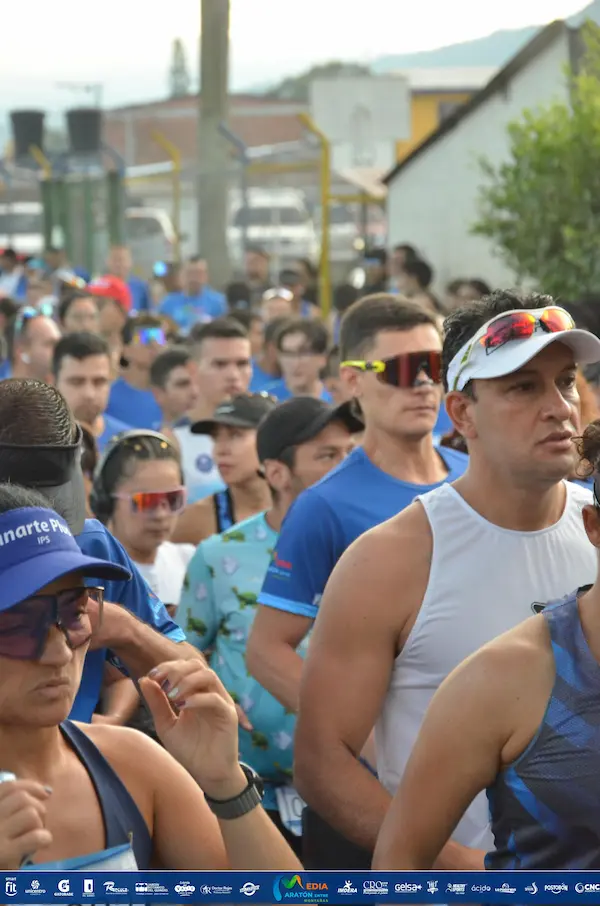 Participantes esperando el inicio de la Media Maratón Entre Montañas