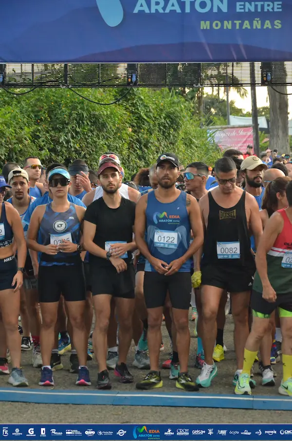 Grupo de corredores en la Media Maratón Entre Montañas.
