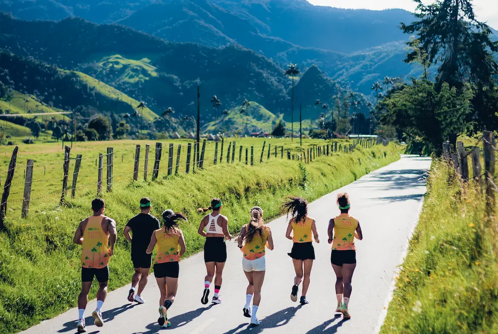 Corredores participando en la carrera 10K de Entre Montañas