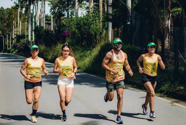 Corredores participando en la carrera 21K de Entre Montañas