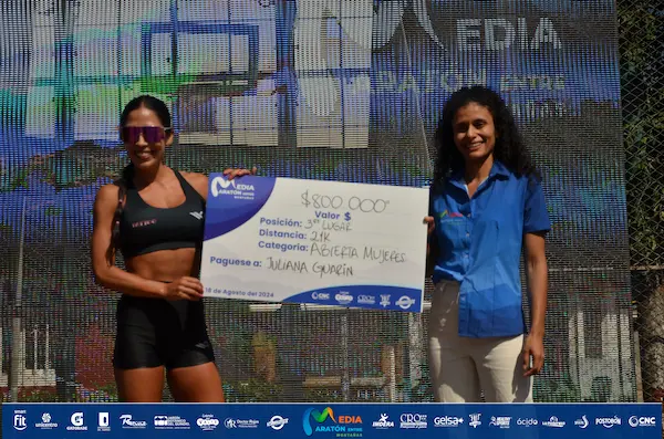 Corredores en la Media Maratón Entre Montañas con el dorsal 0308.