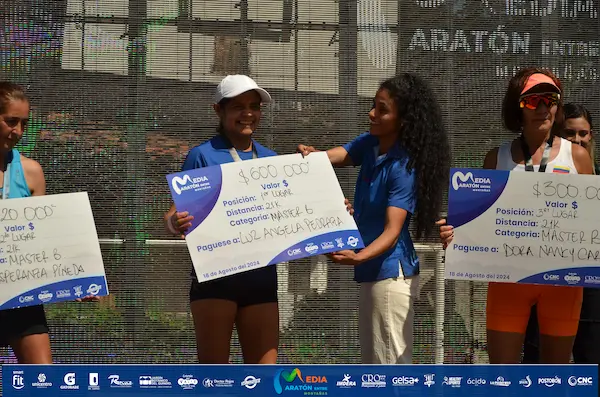 Corredora sonriente en la Media Maratón Entre Montañas.
